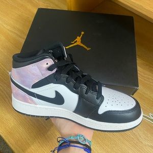 Air Jordan 1 MID